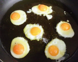 Foto del paso 5 de la receta: Salchichas vegetarianas, huevos de codorniz fritos y sopa de fideos