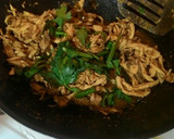 Foto langkah ke 4 dari resep Ayam Suwir Manis Pedas.