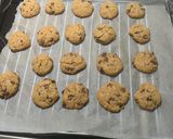 Foto del paso 5 de la receta: Galletas de pepitas de chocolate de Pepa Pig - 4° Cumplemes Carmen (hechas por Mateo)