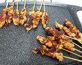 Foto langkah ke 4 dari resep Sate Ayam Bumbu Ayam Panggang.