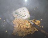 Foto langkah ke 4 dari resep Mie goreng ala restoran.