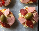 Hình bước làm 4 của món Pizza Mini (Chorizos, Ham, Comte & Mozzarella Cheese Mini Pizza)