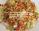 Foto del paso 9 de la receta: Ensalada de garbanzos con lechuga y picadillo de pepinillos y zanahorias a tu gusto