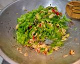 Foto langkah ke 7 dari resep Tumis pare orak-arik telur.