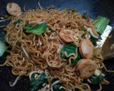Foto langkah ke 4 dari resep Bakmie Goreng Sosis Tuna.