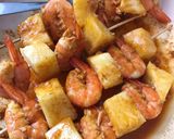 Une image de l'étape 3 de Brochettes de crevettes épicées à l’ananas.