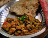 तीळ लावलेली बाजरीची भाकरी (Til Lavleli Bajrichi Bhakri Recipe In Marathi) रेसिपी स्टेप 4 फोटो 