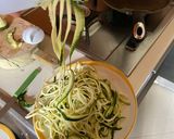 Foto del passaggio 1 della ricetta Spaghetti di zucchine con gamberetti