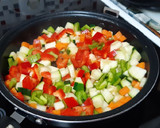 Foto del paso 1 de la receta: Tortilla de pimientos, calabacín y zanahoria