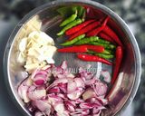 Gambar langkah 2 resipi Ayam Goreng Cili Padi.