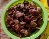 Foto langkah ke 3 dari resep Oseng Kikil, Ati Ampela Ayam, dan Telur Puyuh.