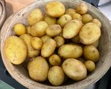 Une image de l'étape 1 de Pommes grenailles aux herbes ail rose en chemise.