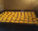 Gambar langkah 4 resipi Biskut Semperit Susu.