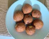 Foto langkah ke 4 dari resep Easy Cheese Choco Almond Ball Keto.