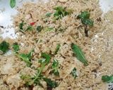 รูปขั้นตอนการทำที่ 5 ของ ข้าวผัดใบกะเพราอกไก่