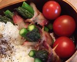 A picture of step 6 of Bacon rolled asparagus.