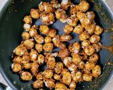 A picture of step 4 of Masala Gurh Makhana /Foxnut.