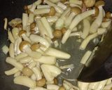 รูปขั้นตอนการทำที่ 3 ของ เห็ดยานางิผัดไข่ (Stir-Fried Yanagi Mushrooms with Eggs)