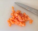 Foto del passaggio 3 della ricetta Tartare di salmone con crema di mango al peperoncino e frutto de