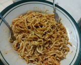 Foto langkah ke 2 dari resep Pizza Mie Aceh.