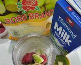 Foto langkah ke 2 dari resep Jus Kiwi Strawberry.
