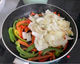 Foto del paso 5 de la receta: Wok de fideos japoneses (udon noodles) (うどん) con langostinos al curry