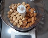 Foto del paso 1 de la receta Bizcocho jugoso de avellanas y cacao en panificadora