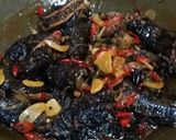 Foto langkah ke 5 dari resep Tumis belut bakar.