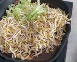 A picture of step 2 of Stir Fried Rice Noodles & Chicken With Egg Wrapped.