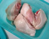 Foto langkah ke 1 dari resep Ungkepan Ayam Kelapa.