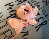 Une image de l'étape 2 de « Crabe » feuilleté au jambon blanc et pesto de fanes de radis.