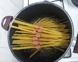 A picture of step 1 of Spaghetti skewered sausages.