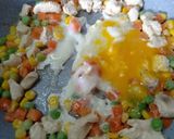 รูปขั้นตอนการทำที่ 3 ของ อกไก่ผัดผงกะหรี่ ใส่ไข่ ผักสามสี คลีน