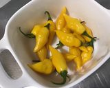 Une image de l'étape 4 de Piments jaunes au vinaigre, ail, pickles, olives et citron.