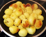 Foto del paso 5 de la receta: Patató salteado con mantequilla y romero