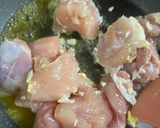 Foto langkah ke 2 dari resep Ayam Oseng Bawang.