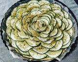 Foto del passaggio 8 della ricetta Crostata Salata con Rosa di Zucchine e Crema di Cannellini