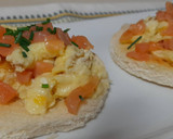 Foto del paso 4 de la receta: Tostas de huevo y salmón
