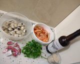Foto del paso 1 de la receta: Arroz con almejas y langostinos al ajillo