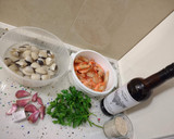 Foto del paso 1 de la receta: Arroz con almejas y langostinos al ajillo