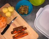 Tepsis alsó csirkecomb vele sült zöldségekkel recept fázis 2 fotója