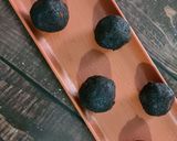 A picture of step 3 of Chocolate cake pops.