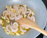 Foto del paso 2 de la receta: Pasta con gambas en salsa de aguacate y leche de coco