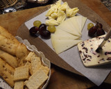 Foto del paso 2 de la receta: Tabla de quesos variados