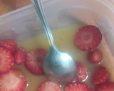 Foto del paso 1 de la receta: Fresas con naranja y 🍯