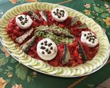 Une image de l'étape 10 de Salade de tomates, courgette et concombre aux sardines, câpres et mozzarella sauce malt.