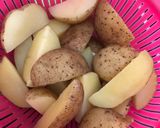 Foto langkah ke 1 dari resep Potato Wedges Panggang Teflon.