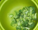 Foto langkah ke 2 dari resep Tumis Brokoli Wortel.