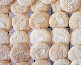Foto langkah ke 12 dari resep Butter Kukis Koin Almond Wijen (kue Lebaran).
