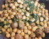 Foto del paso 3 de la receta: 355. Garbanzos con champiñones y espinacas
